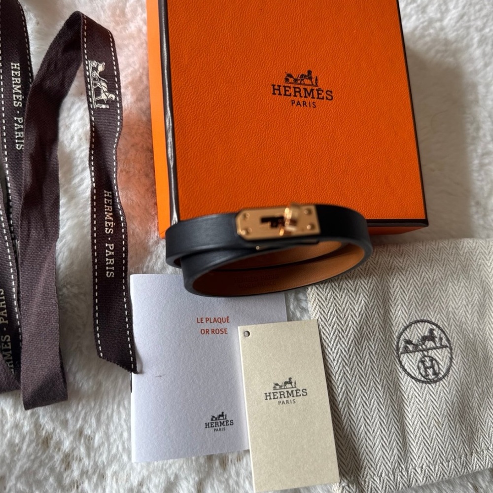 Hermès Kelly double tour bracelet in rose gold hardware. Small